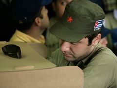 Funes je jen loutkou v rukou Kuby a Venezuely, tvrdí jeho protivníci. Příznivec FMLN u volební urny.
