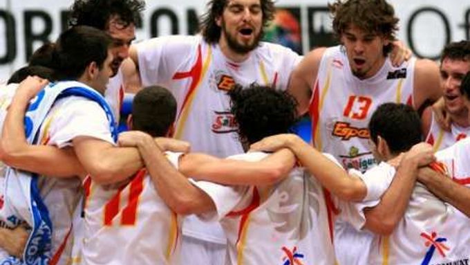 Basketbalisté Španělska se radují z postupu do semifinále MS.