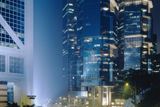 Záře moderních mrakodrapů je v Hongkongu v přímém kontrastu ...