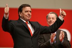 Gerhard Schröder nastupuje k Ringieru