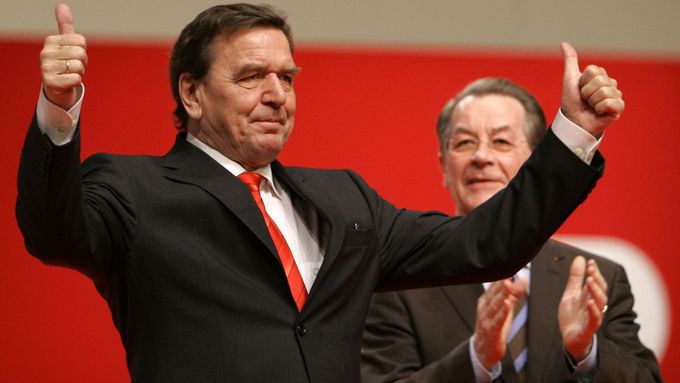 Gerhard Schröder loučící se se stranou.