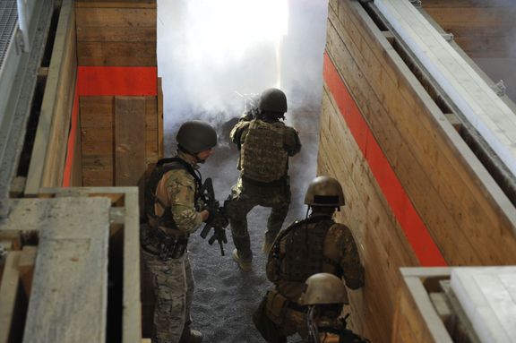 Vojáci, v jazyce vojáků "operátoři", cvičí boj v zastavěných oblastech.