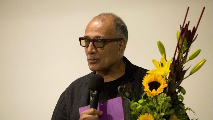 Abbás Kiarostamí přebírá cenu AČFK.