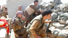 Kurdští bojovníci u Kirkúku v Iráku.
