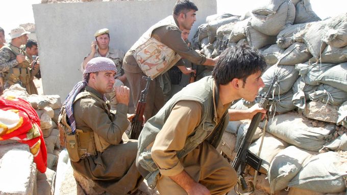 Kurdští bojovníci u Kirkúku v Iráku.