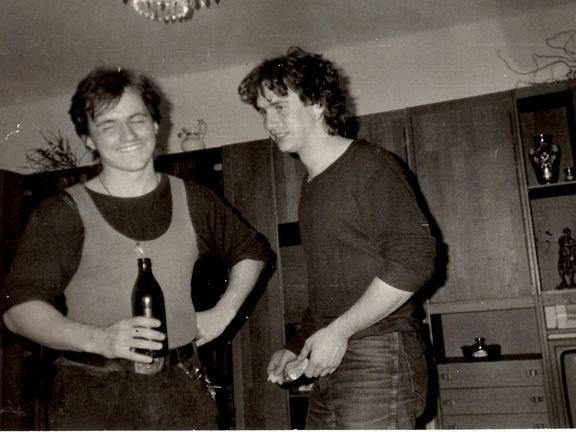 S nejlepším kamarádem Tomášem Kargerem, který si na Václavu Havlovi vymohl, že nastoupí v nemocnici u Honzy jako ošetřovatel - stal se tak historicky prvním "civilkářem".