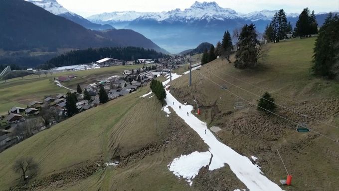 Záběry z alpských skiareálů, kde není sníh.