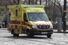 Silnici u Janova na Svitavsku uzavřela nehoda čtyř aut. Na místě se zranilo 10 lidí