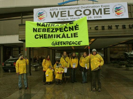 Infobox Greenpeace demonstrují na Nuselském mostě v Praze