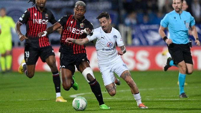Záložník Slovácka Milan Petržela se snaží v utkání s Nice probít do šance.