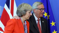 Theresa Mayová a Jean-Claude Juncker
