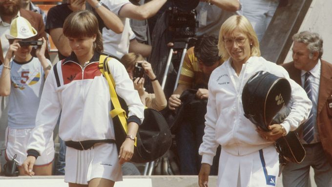 Hana Mandlíková a Martina Navrátilová nastupují v roce 1986 na narvané Štvanici k finálovému utkání Poháru federace