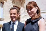Milenka po boku francouzské hlavy státu není žádnou výjimkou. Zprávami o mimomanželském vztahu plnil titulky časopisů i Hollandův předchůdce Nicolas Sarkozy. Jeho tehdejší milenka, modelka a herečka Carla Bruni, je dnes již jeho manželkou.