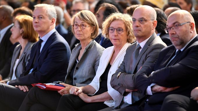 Na snímku francouzské vlády jsou uprostřed ministryně kultury Françoise Nyssenová a ministryně práce Muriel Pénicaudová.