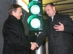Před Vánoci roku 2007 oslavovali někdejší ministři vnitra Ivan Langer a Günther Platter v Mikulově vstup Česka do Schengenu. Dnes někteří Rakušané chtějí, aby se hraniční kontroly znovu zavedly.