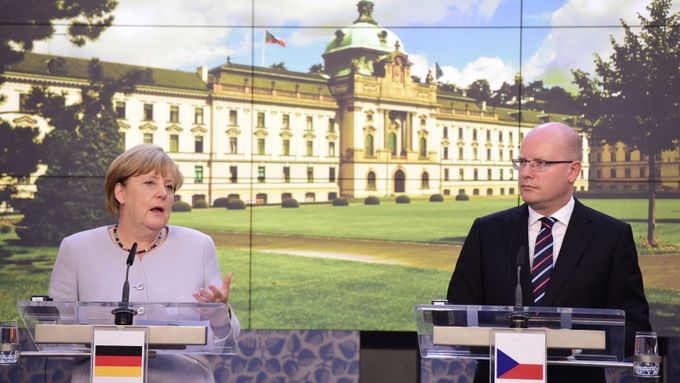 Angela Merkelová a Bohuslav Sobotka na čtvrteční tiskové konferenci.