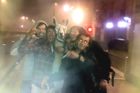 Video: Opili se, vzali lamu do tramvaje. Jsou slavní
