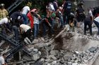 Boj o záchranu živých a žíznivých dětí ve zřícené škole pokračuje, obětí zemětřesení v Mexiku je 245