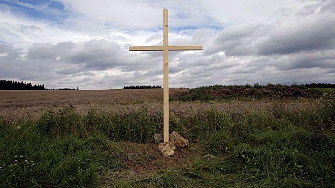 Čtyřmetrový kříž podepřený dvěma železnými traverzami nahradil původní dřevěný kříž, který někdo uřízl.