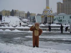 Náměstí nezávislosti v Kyjevě bylo před pěti lety epicentrem oranžové revoluce. Dnes tam poskakuje tento 