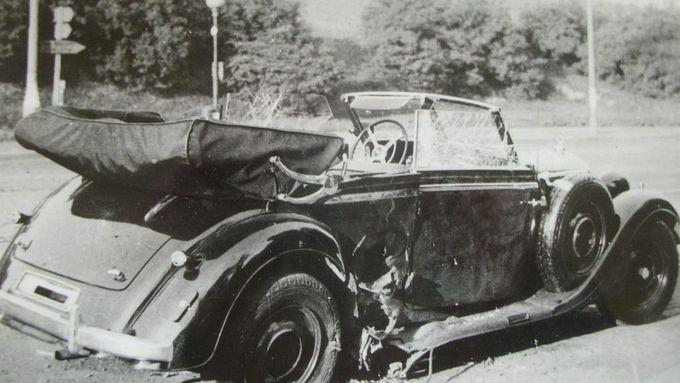 Foto: Heydrichův mercedes je rozebrán na součástky