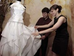 Noah Fulmor a Erin Finneganová na nedávné tiskové konferenci ukázali novinářům nevěstiny svatební šaty.