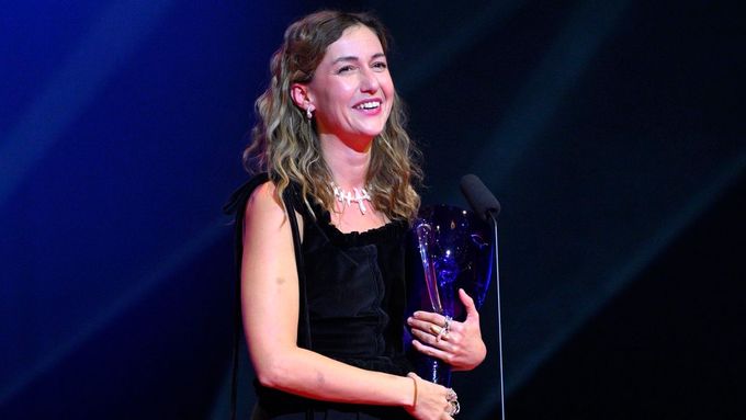 Herečka Tereza Dočkalová převzala Cenu Thálie za mimořádný jevištní výkon za roli Olji v inscenaci hry Máma uvedené v Divadle pod Palmovkou.