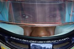 Hamilton odstartuje v Brazílii z prvního místa, Rosberga bude mít hned po boku