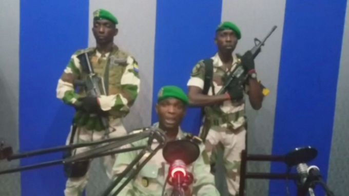 Gabonští vojáci oznamují pokus o puč.