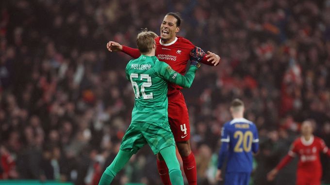 Virgil van Dijk a Caoimhin Kelleher slaví titul Liverpoolu v Ligovém poháru.