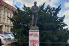 "Rasista a masový vrah", nasprejoval někdo na podstavec sochy prezidenta Beneše