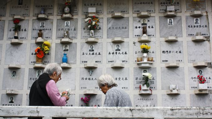 Schránky na urny v Hongkongu.