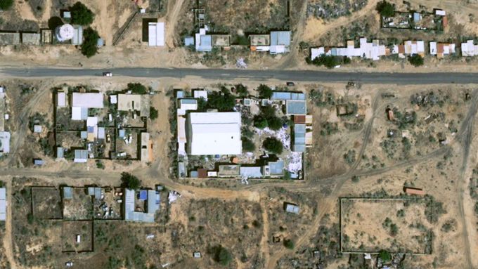 Satelitní snímek zachycuje dětskou nemocnici. Podle expertů jsou bílé objekty mrtví civilisté. 28.10.2025 (Airbus DS 2025 via AP)