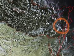 Družicový snímek bouřkového systému u pobřeží Libanonu nad Středozemním mořem (označeno kroužkem), který zřejmě způsobil pád letadla. Snímek z meteorologické družice NOAA