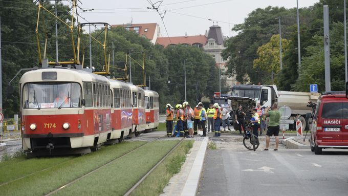 Srážka tramvaje s nákladním vozem v Sokolovské ulici.