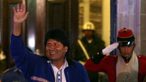 Evo Morales zdraví své stoupence v metropoli La Paz.
