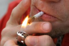 Ať kuřáci platí vyšší pojištění, navrhuje expert NERVu