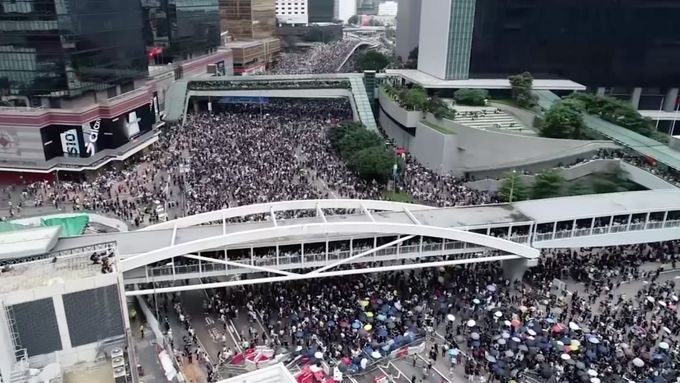 Dron zachytil ulice Hongkongu zablokované demonstranty.