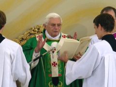 Papež během promluvy k věřícím.