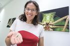 Vědci lákali ptáky a mravence na housenky z plastelíny. Unikátního pokusu se zúčastnili i Češi