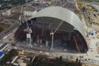 Nad zničeným černobylským reaktorem roste nový sarkofág. Dovolí stavbu rozebrat