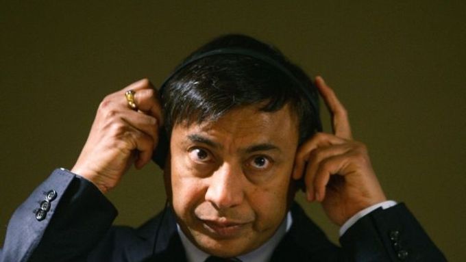 Lakšmí Mittal musí za své zájmy bojovat s politiky