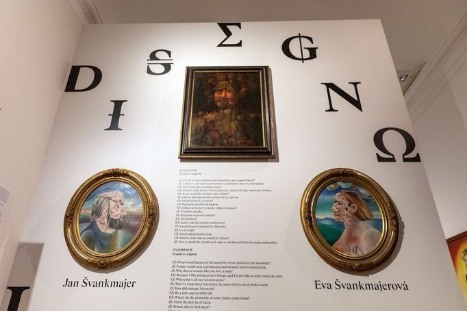 Výstava začíná reprodukcí Arcimboldova portrétu Rudolfa II. jako Vertumna a portréty Jana Švankmajera a manželky Evy, které Eva Švankmajerová vytvořila coby parafrázi.