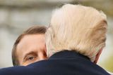 Macron ještě využil toho, že Trumpa pevně svírá, a amerického prezidenta si přitáhl k polibku.