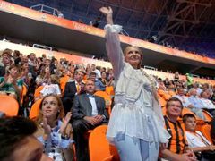 Takhle vypadalo slavnostní otevření Donbas Arény v Doněcku, kde se má hrát Euro 2012. Na stadionu byla přítomna i premiérka Julia Tymošenková.