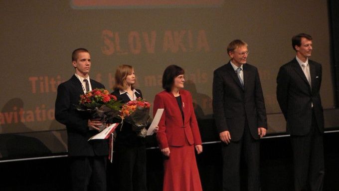 Cenu přebral Martin Tkáč (zcela vlevo) z rukou dánského prince Joachima (zcela vpravo)