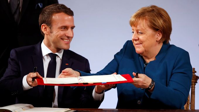 Angela Merkelová a Emmanuel Macron podepisují smlouvu o spolupráci a integraci
