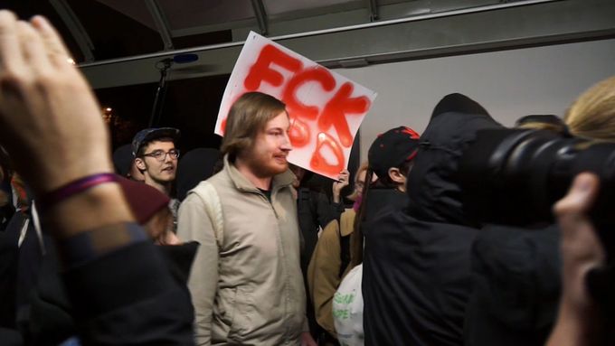 Náckové táhněte, uprchlíci vítejte: Demonstranti na "návštěvě" u SPD