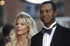 Tiger Woods s manželkou Elin Nodergrenovou. Idylický obrázek fungující rodiny rozmetala zpráva o nevěře Tigera Woodse. Fenomenální golfista v zoufalé snaze zachránit manželství přerušil v prosinci sportovní kariéru.