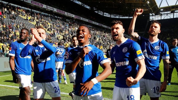 Fotbalisté Schalke oslavují vítězství 4:2 na hřišti Dortmundu.